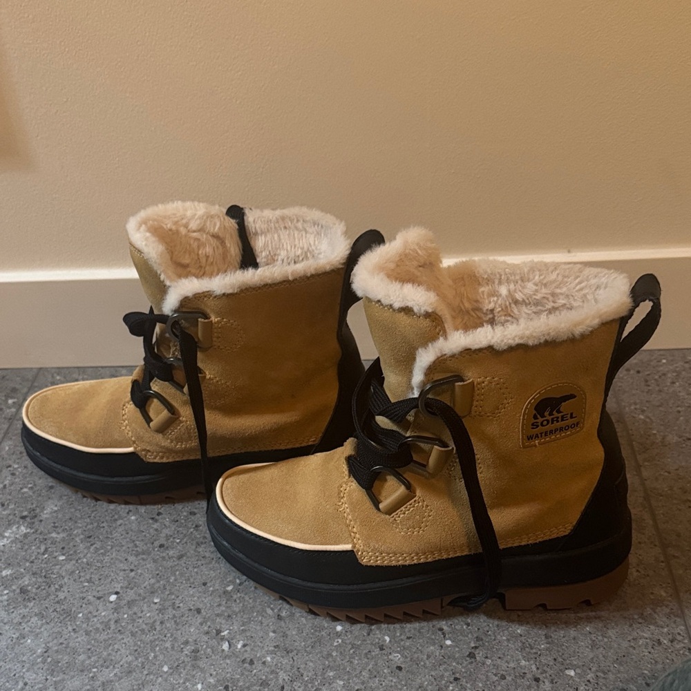 Sorel Tivoli IV Tan and Black Winter Boots